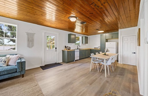 Madill Cabin | Golden Pine - LAKEFRONT getaway Cabin with a Jacuzzi in Texoma Shores Resort