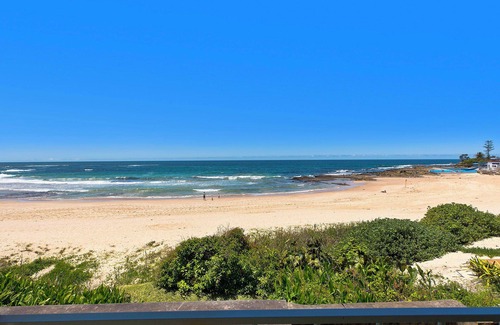 The Entrance Apartment | Golden Sands 1 - Absolute Beachfront