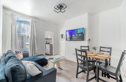 South Harrow Apartment | Golden Spa- Easy commute to Wembley and Central London