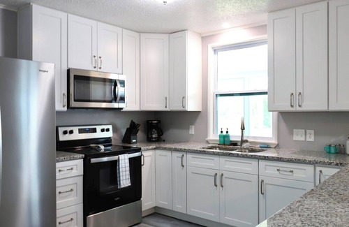 Jacarandas House | Golden Tee - Two Bedroom House, Sleeps 4