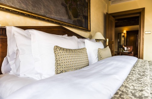 Hradcany Hotel | Golden Well Hotel