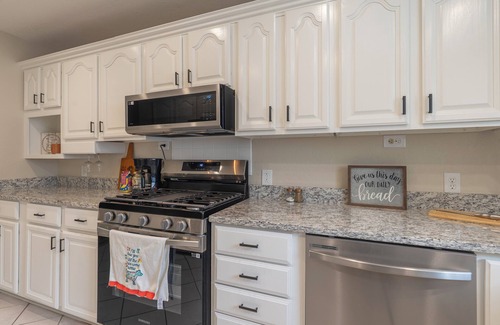 Claremore Cottage | Goldfinch Guesthouse: Charming Family Home Near Lake & Downtown Claremore