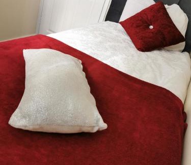 Wolverhampton Apartment | Goldthorn Wolverhampton sleeps 5 long term comfortably and families