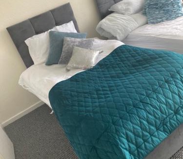 Wolverhampton Apartment | Goldthorn Wolverhampton sleeps 5 long term comfortably and families