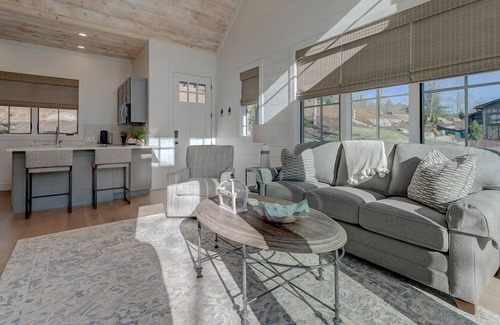 Mineral Bluff Cottage | Golf and Riverfront Cottage | King Bed | Group Availability