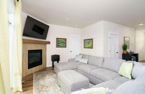Post Falls House | Golf Getaway, Hot Tub, EV Charger, New 2025 Build