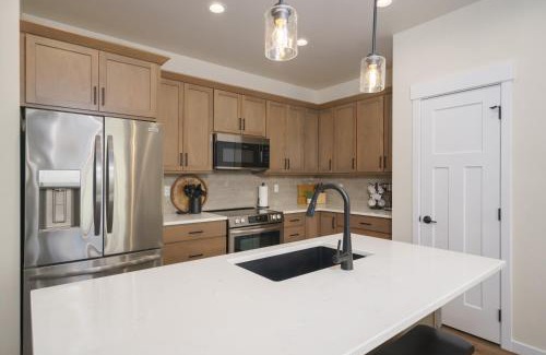 Post Falls House | Golf Getaway, Hot Tub, EV Charger, New 2025 Build