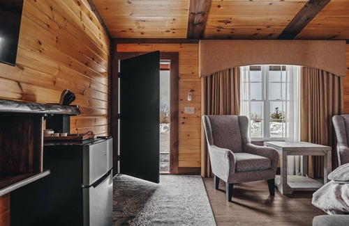 Tully Cabin | Golf, Outdoor Bar, Restaurant - The Cozy Cabin
