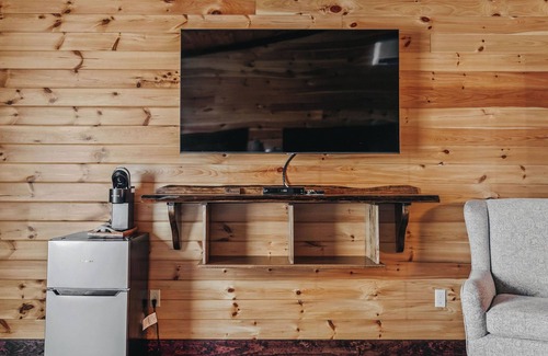 Tully Cabin | Golf, Outdoor Bar, Restaurant - The Cozy Cabin