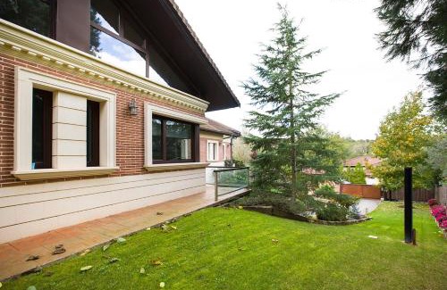 Berreaga-Mendi House | Golf & Pool