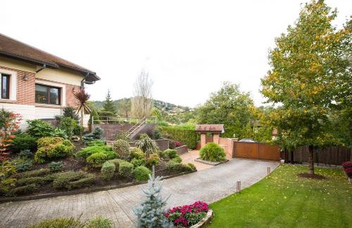 Berreaga-Mendi House | Golf & Pool