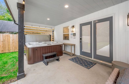 Lexington House | Golf Simulator | Hot Tub | Game Room | Fire Pit