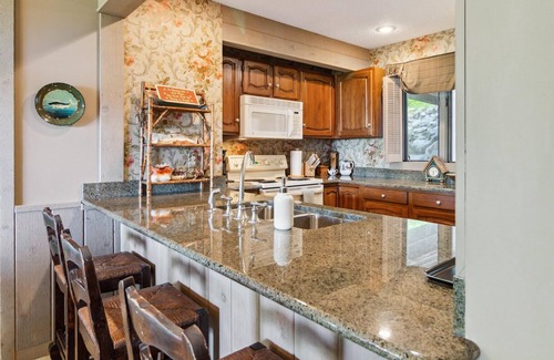 Bellaire Condo | Golf, Swim & Beach Bliss: Bellaire Condo Getaway!