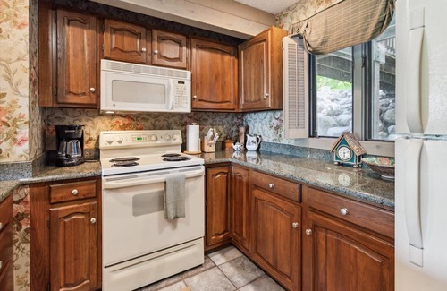 Bellaire Condo | Golf, Swim & Beach Bliss: Bellaire Condo Getaway!
