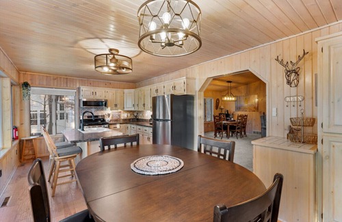 Danbury House | Golf UTV 4 Kings in Voyager Village on airstrip