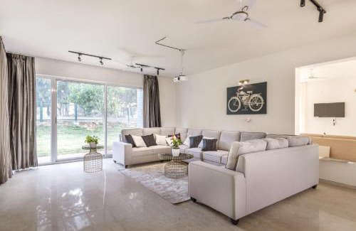 Hosur Villa | Golf View Home by StayJade, 4BHK, Projector