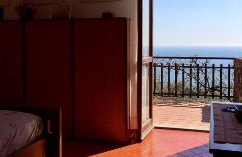 Tellaro Apartment | Golfo dei Poeti apartment with terrace and shared swimming pool