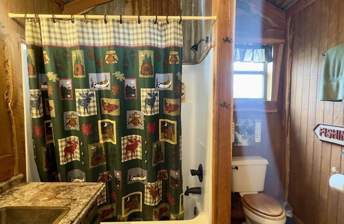 Voca Cabin | Gone Fishin' | Fun & Unique Cabin Close to Castell