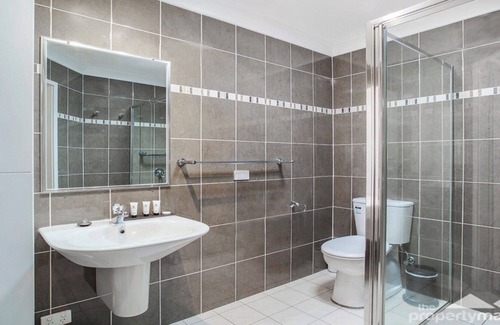 Gwandalan House | Gone Fishing - 3 Bedroom House With Lake View