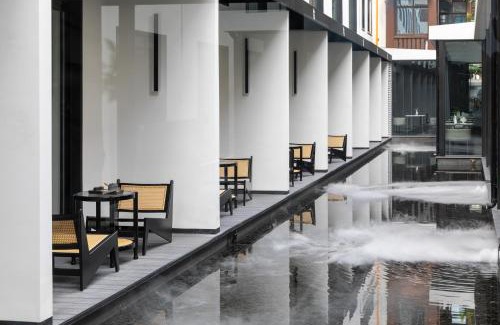 Chengdu City Centre Hotel | Gongxili - Xige Hotel -8mins walk from Tonghuimen metro station, near Tianfu square, close by culture park and Sichuan opera house, English speaking service,speaking service, local tours