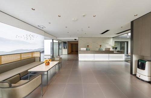 Chengdu City Centre Hotel | Gongxili - Xige Hotel -8mins walk from Tonghuimen metro station, near Tianfu square, close by culture park and Sichuan opera house, English speaking service,speaking service, local tours