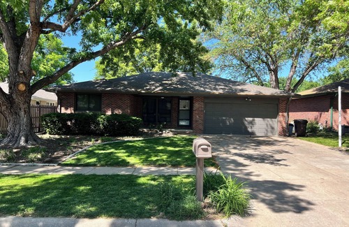 Lincoln House | "Good Life Getaway–3BR/3BA home in central Lincoln! Park, game room & bar!"