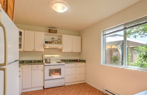 Shawnigan Lake Condo | Good Life (lower Suite) @ Shawnigan Beach Resort.