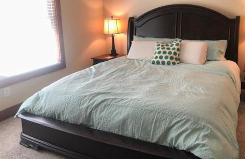Andersonville Apartment | Good Vibes Getaway
