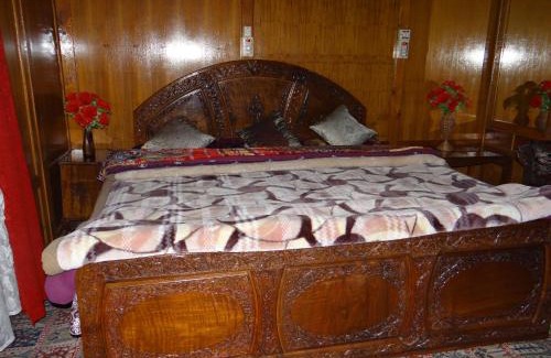 Dal Lake Boat Rental | Goona palace houseboats
