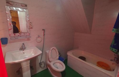 Dal Lake Boat Rental | Goona palace houseboats