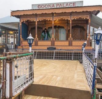 Dal Lake Boat Rental | Goona palace houseboats