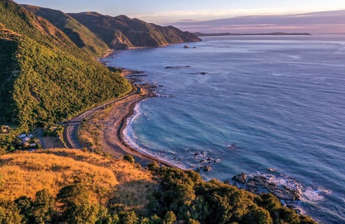 Kaikoura District House | Goose Bay Rustic Retreat