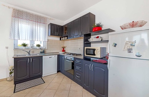 Brodarica Apartment | Goranka Apartment - three bedroom apartment with a balcony