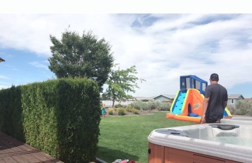 Desert Aire House | Gorge concerts, hot tub, golf, boating & pool