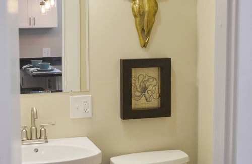 North End Apartment | Gorgeous 2 bds- Best North End location w parking