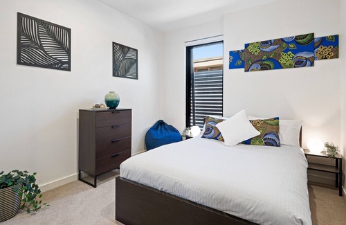 Carnegie Apartment | Gorgeous 2-Bed Apartment Near Retail and Transport