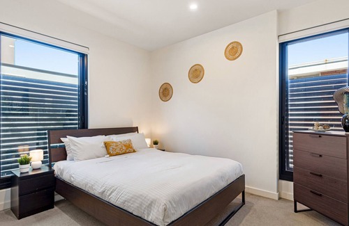 Carnegie Apartment | Gorgeous 2-Bed Apartment Near Retail and Transport