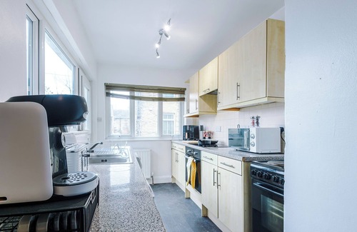 Elland House | Gorgeous 2 bed house, Sleeps 6, Pet-friendly, Free parking