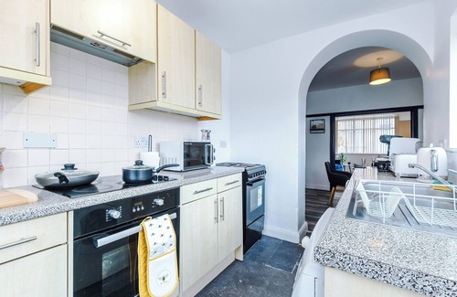 Elland House | Gorgeous 2 bed house, Sleeps 6, Pet-friendly, Free parking