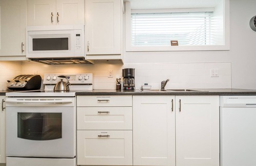 Northeast Edmonton House | Gorgeous 2 bed suite centrally located in Edmonton