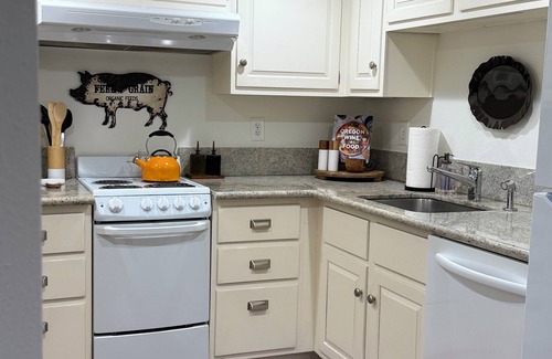 Beaumont - Wilshire House | Gorgeous 2-Bedroom ADU in NE Portland’s Beaumont-Wilshire Neighborhood.