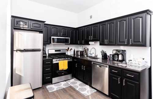Fort Lee Apartment | Gorgeous, 2- bedroom apartment walking distance to GWB!