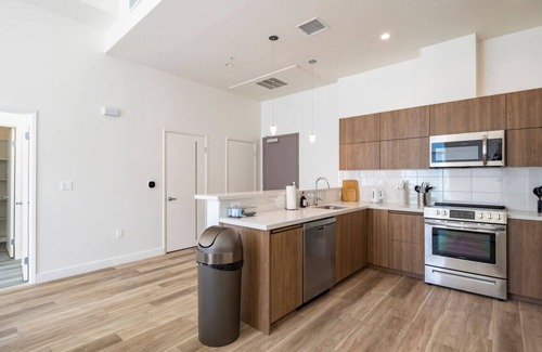 Koreatown Apartment | Gorgeous 2B2BA w/Balcony in LA (ID245)
