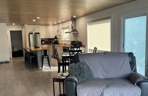 Manitoba Cottage | Gorgeous 3 bedroom retreat in Poplar Bay amid a 4 season playground