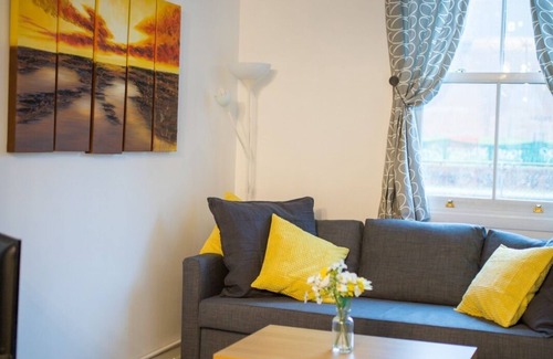 Reading City Centre Cottage | Gorgeous 3-bedroom Cottage by the River in Reading
