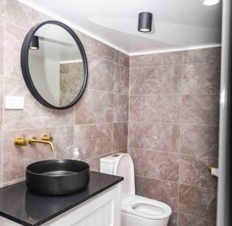 Blackbutt House | Gorgeous 3 bedroom raked ceiling cabin on the hill