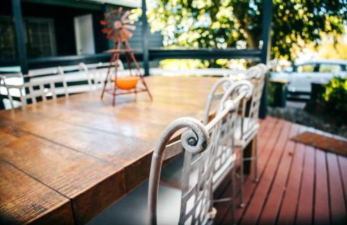 Blackbutt House | Gorgeous 3 bedroom raked ceiling cabin on the hill