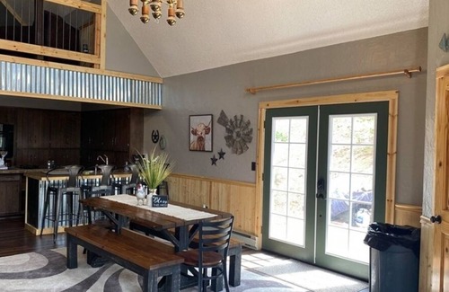 Spring Valley House | *Gorgeous 3bdrm Cabin Sleeps 12 on a Private Lake*