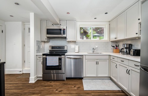Dunbar House | Gorgeous 4-Bedroom Garden-Level near UBC, Dunbar Southland
