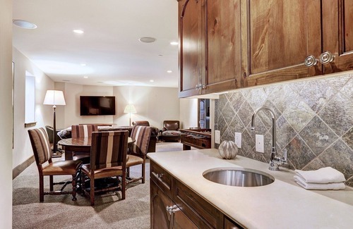 Vail House | Gorgeous 5 Bedroom Private Chalet in Vail Village by RedAwning - Save 20% on 7+ Nights!